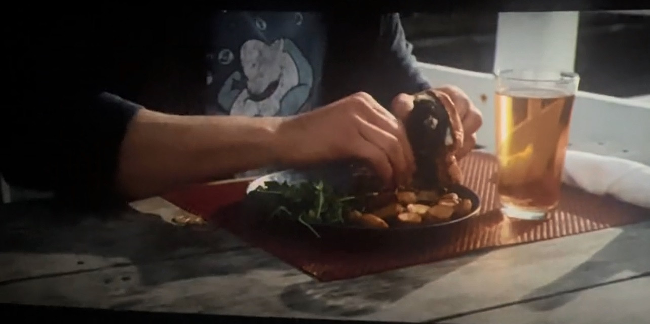 Hoàng tử Orm đã cho thêm một con gián vào món bánh burger. Hoàng tử Orm đã cho thêm một con gián vào món bánh burger.