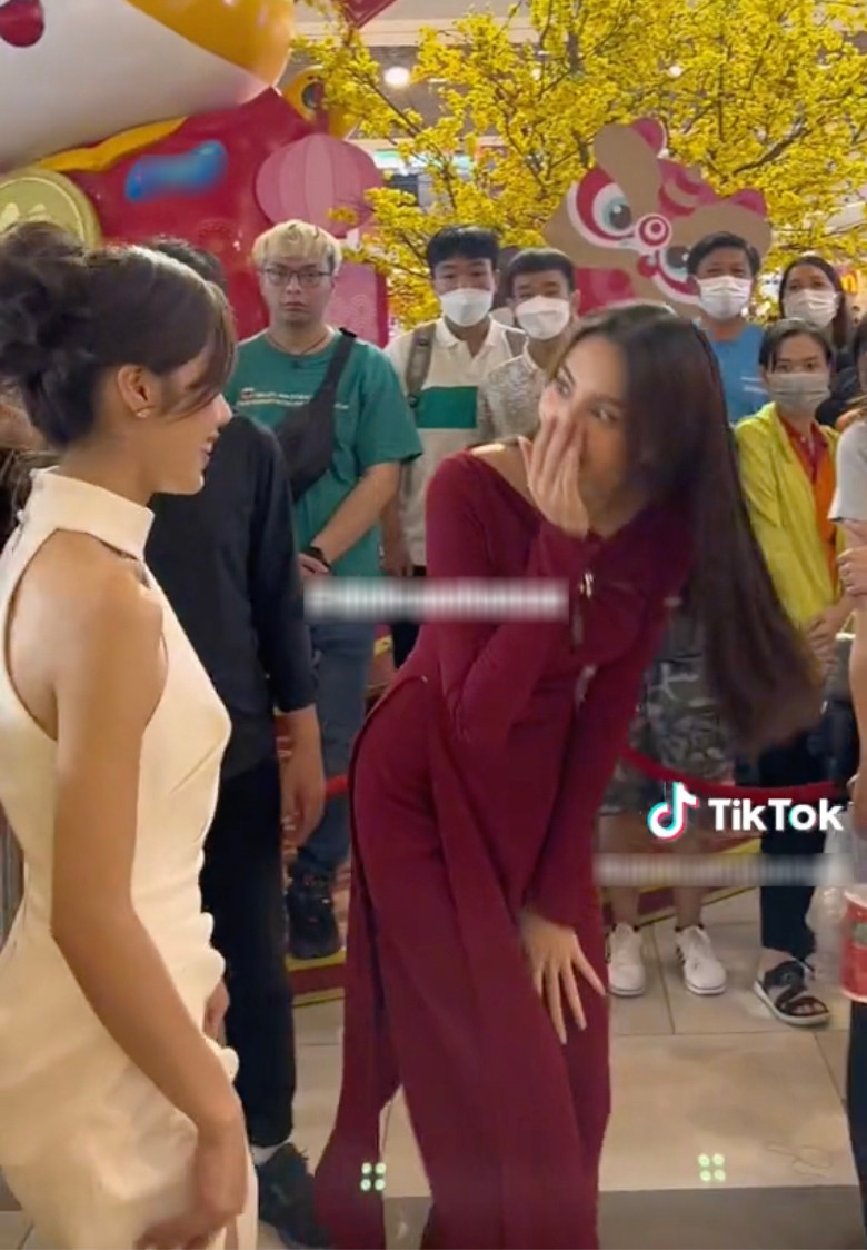 Nàng hậu khéo léo quay sang xin phép Trâm Anh Nàng hậu khéo léo quay sang xin phép Trâm Anh