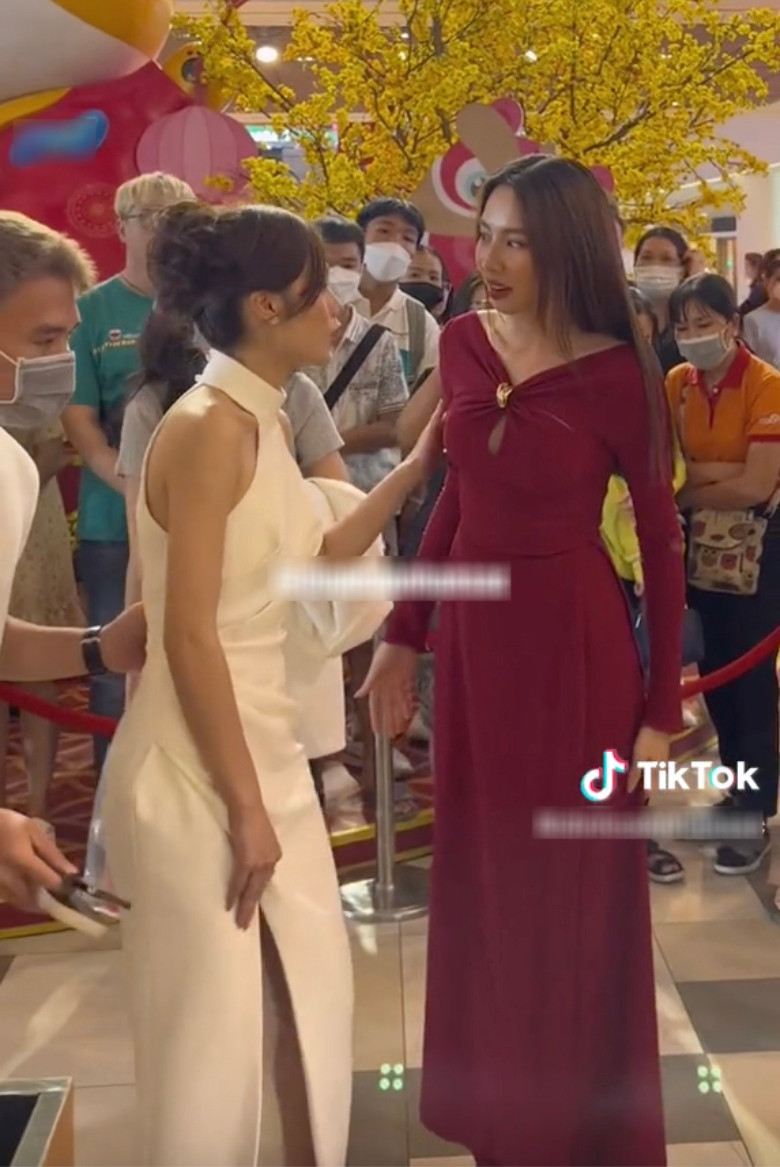 Nàng hậu bất ngờ khi được mời lên thảm đỏ trước diễn viên Trâm Anh Nàng hậu bất ngờ khi được mời lên thảm đỏ trước diễn viên Trâm Anh