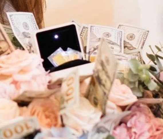 Hóa ra là chiếc hộp đựng vàng lá, những tấm nilon đựng vàng đã đánh lừa thị giác người xem. Hóa ra là chiếc hộp đựng vàng lá, những tấm nilon đựng vàng đã đánh lừa thị giác người xem.