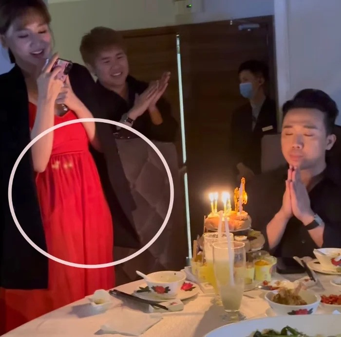 Chiếc váy khiến Hari Won dính tin đồn mang thai. Chiếc váy khiến Hari Won dính tin đồn mang thai.