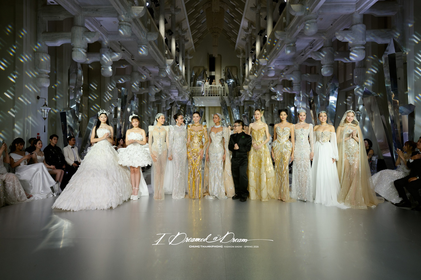 Cô cũng ra chào kết cùng nhiều Hoa hậu, Á hậu. Cô cũng ra chào kết cùng nhiều Hoa hậu, Á hậu.