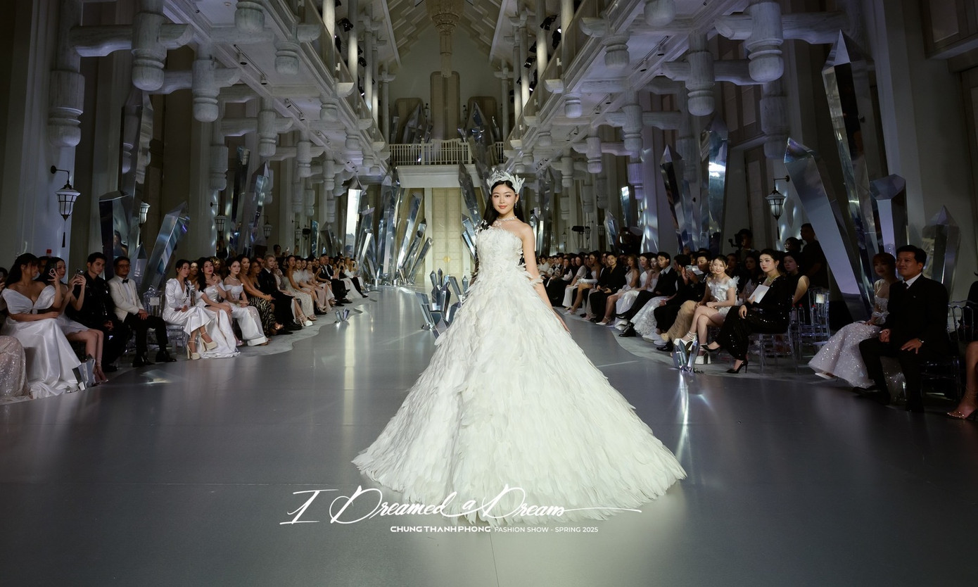 Lần đầu catwalk của Lọ Lem gây nhiều tranh cãi.