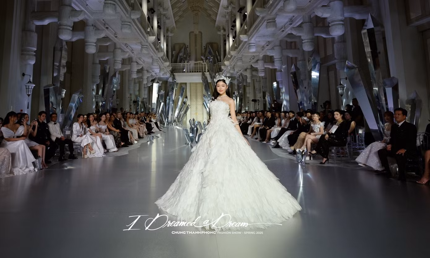 Lọ Lem làm người mẫu mở màn trong show thời trang.