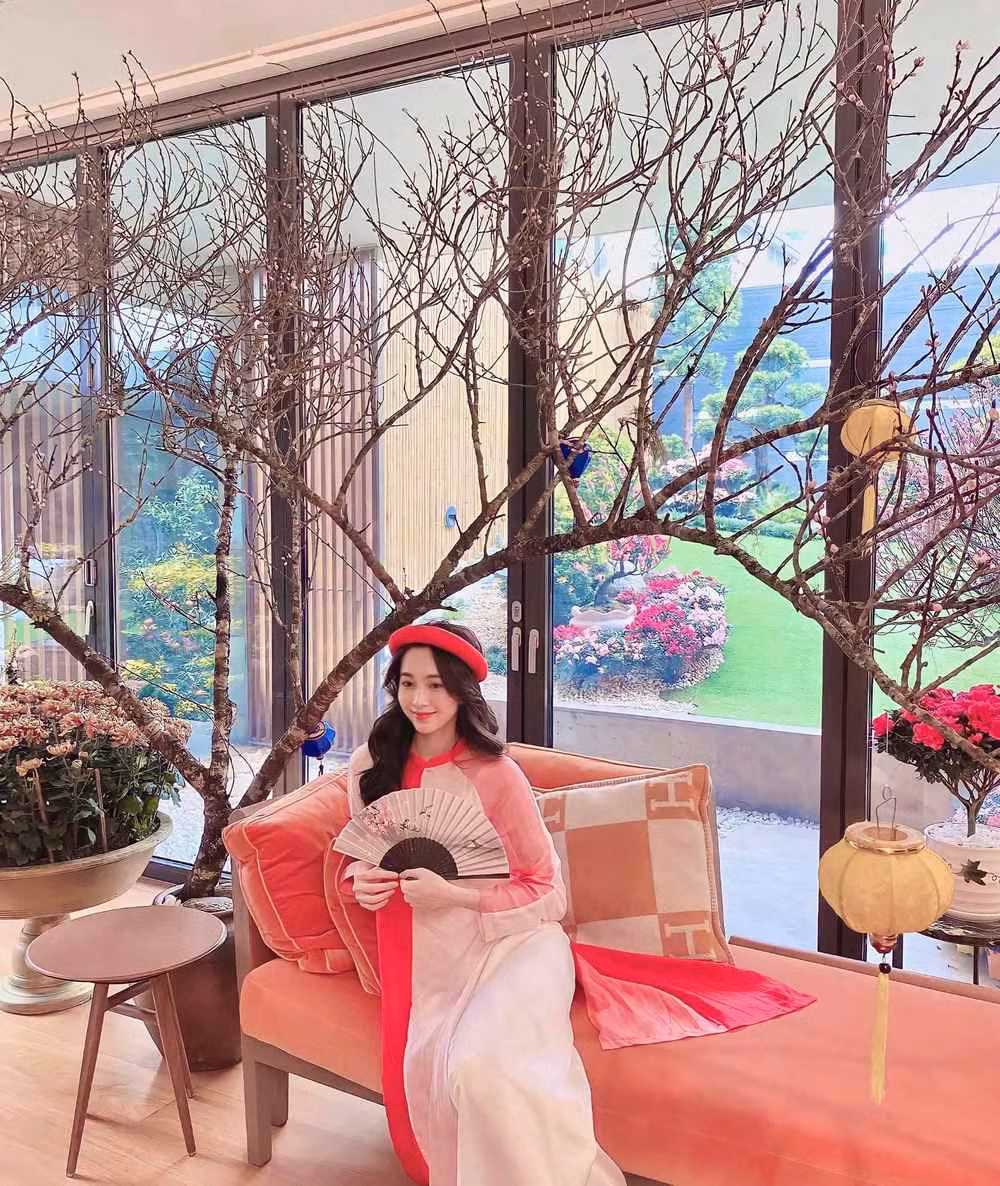 Ba năm liền nàng Hậu chụp ảnh ở căn phòng này. Ba năm liền nàng Hậu chụp ảnh ở căn phòng này.