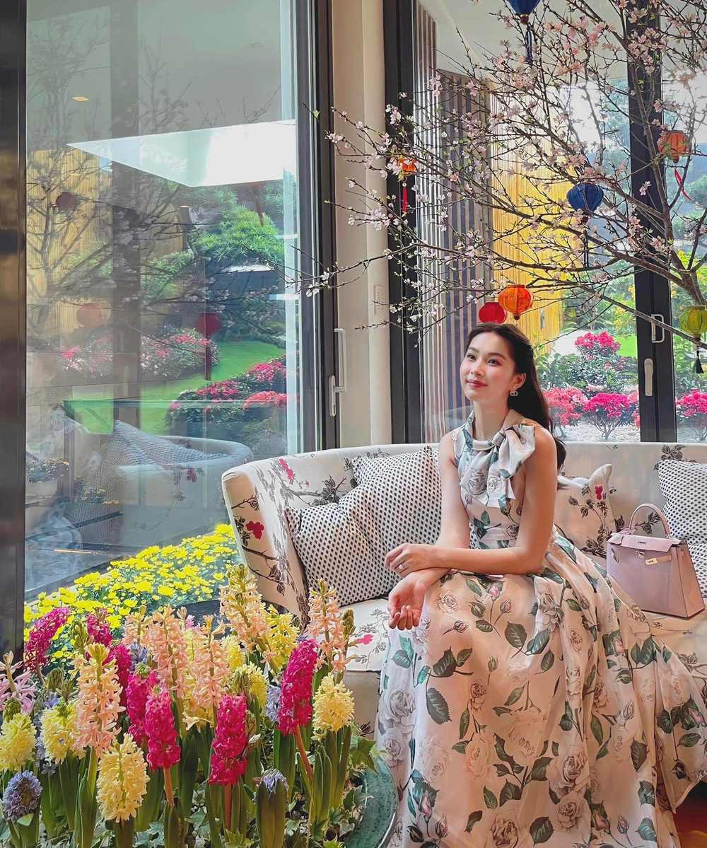 Không cần mặc áo dài nhưng Đặng Thu Thảo vẫn có bức ảnh ngập không khí Tết.