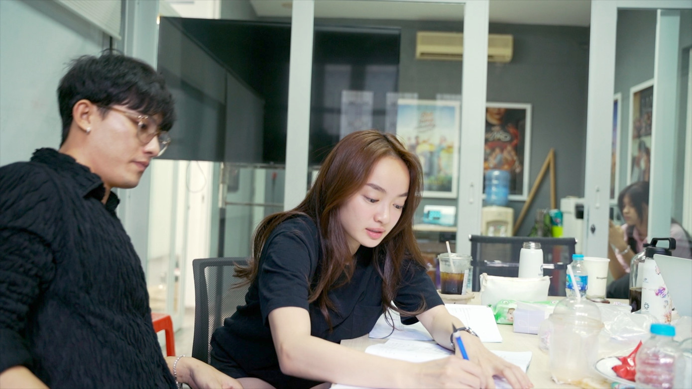 Nữ diễn viên còn làm giám đốc sáng tạo trong phim này. Nữ diễn viên còn làm giám đốc sáng tạo trong phim này.