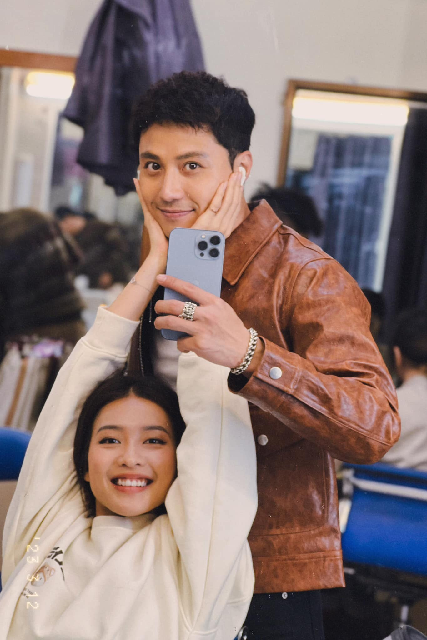 Hai người rất thân thiết trên phim trường. Hai người rất thân thiết trên phim trường.