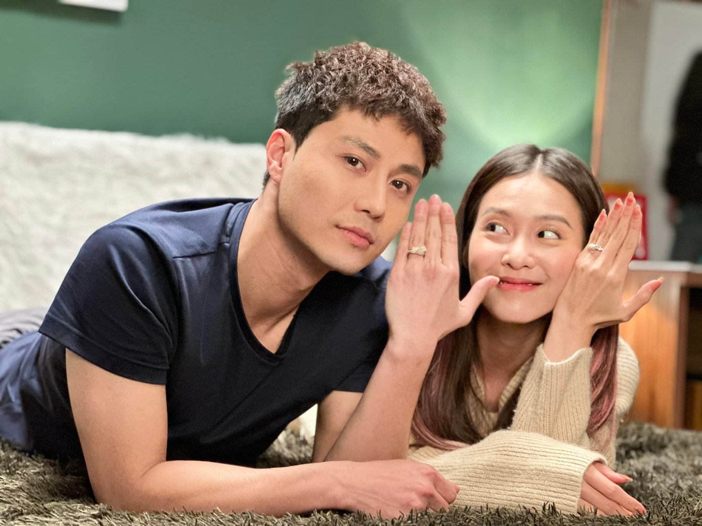 Cả hai có những hành động ngọt ngào sau ống kính. Cả hai có những hành động ngọt ngào sau ống kính.