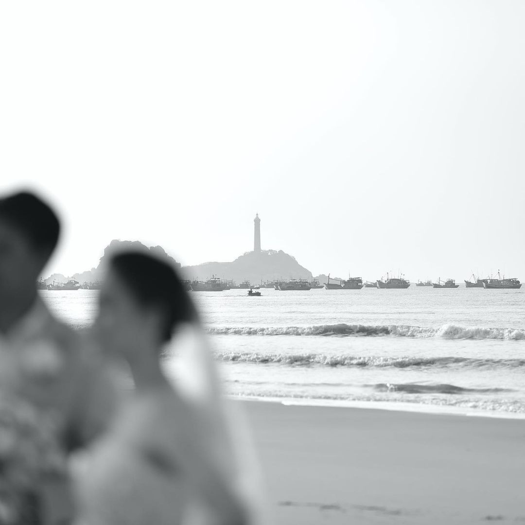 Cô cũng đăng tải hậu trường bộ ảnh cưới.