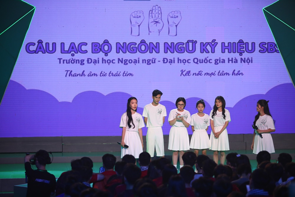 Sinh viên ĐH Ngoại ngữ - ĐHQG Hà Nội giới thiệu dự án SignBySign. Sinh viên ĐH Ngoại ngữ - ĐHQG Hà Nội giới thiệu dự án SignBySign.