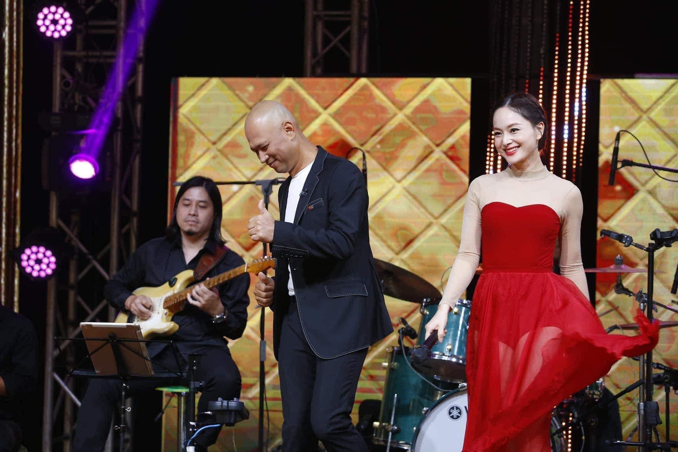 Lan Phương được đẩy lên làm người mở màn Cuộc Hẹn Cuối Tuần. Lan Phương được đẩy lên làm người mở màn Cuộc Hẹn Cuối Tuần.