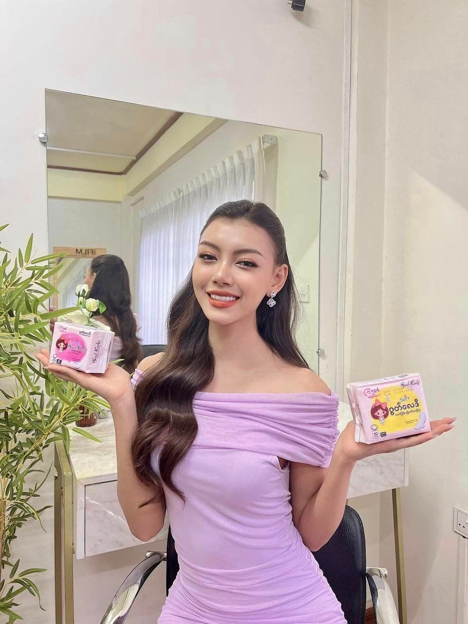 Thae Su Nyein bận rộn bán hàng online.