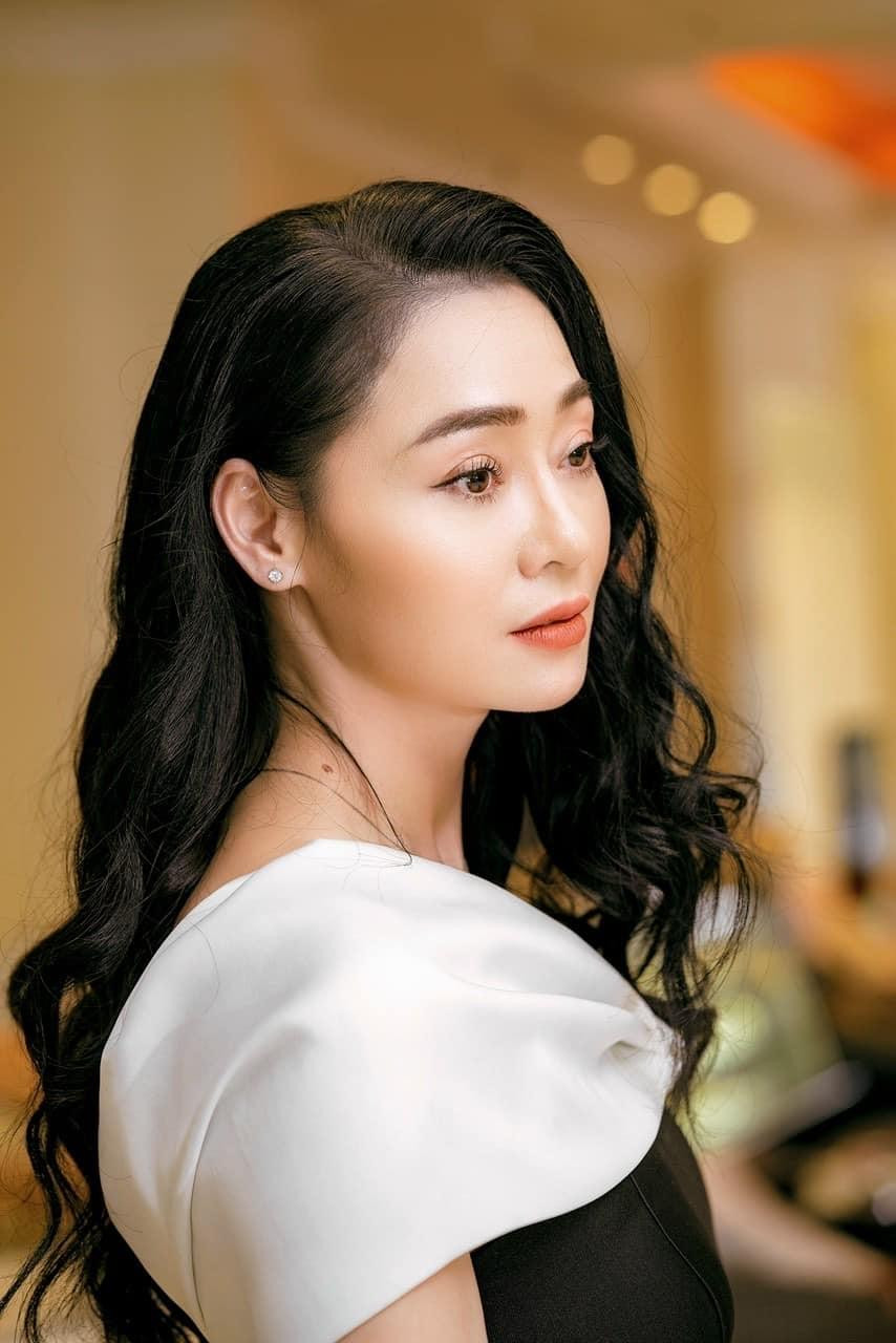 Quách Thu Phương được dân mạng khen là "mẹ chồng đẹp nhất màn ảnh Việt". Quách Thu Phương được dân mạng khen là "mẹ chồng đẹp nhất màn ảnh Việt".