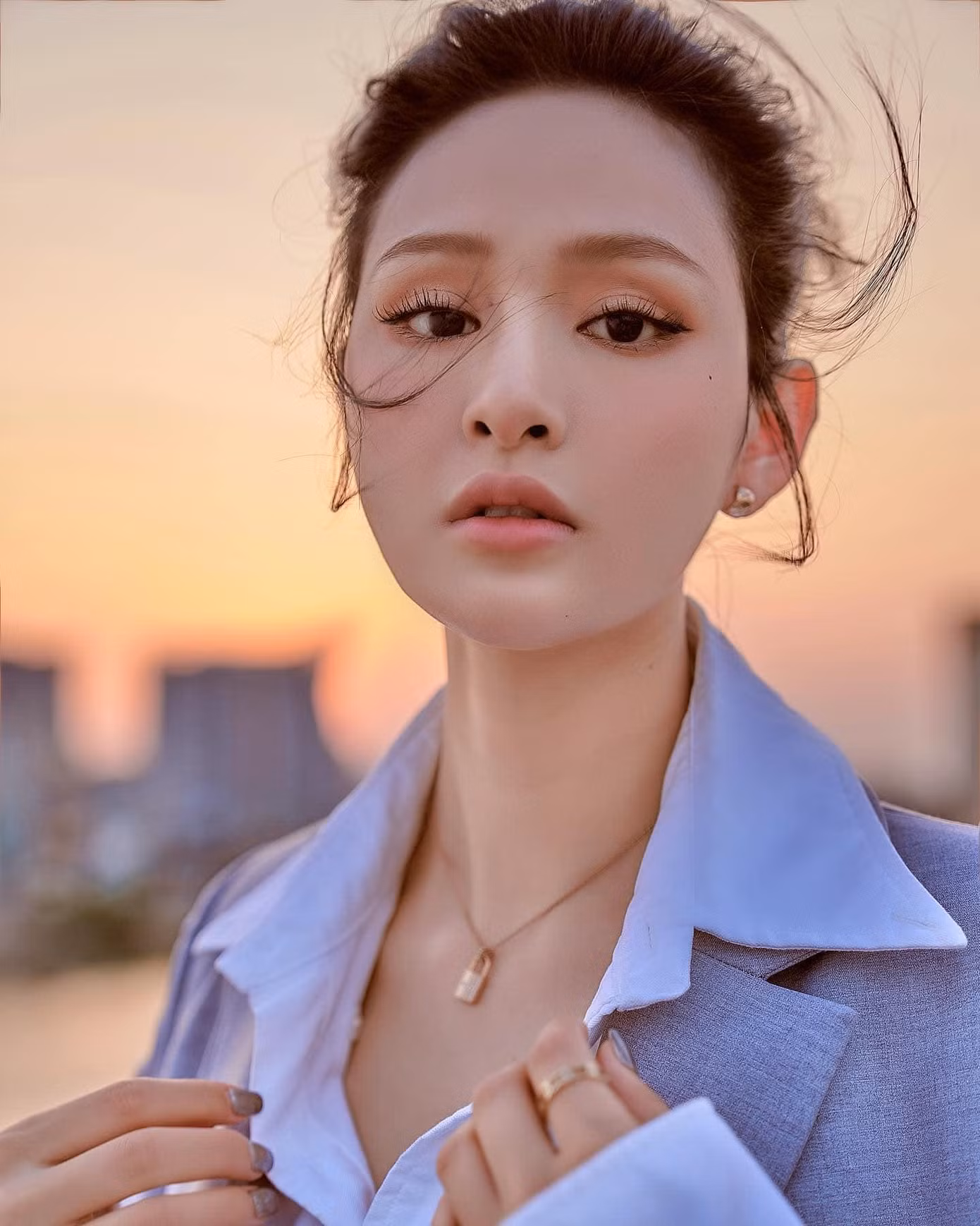 Sự trở lại của Hiền Hồ đang gây ra nhiều tranh cãi. Sự trở lại của Hiền Hồ đang gây ra nhiều tranh cãi.