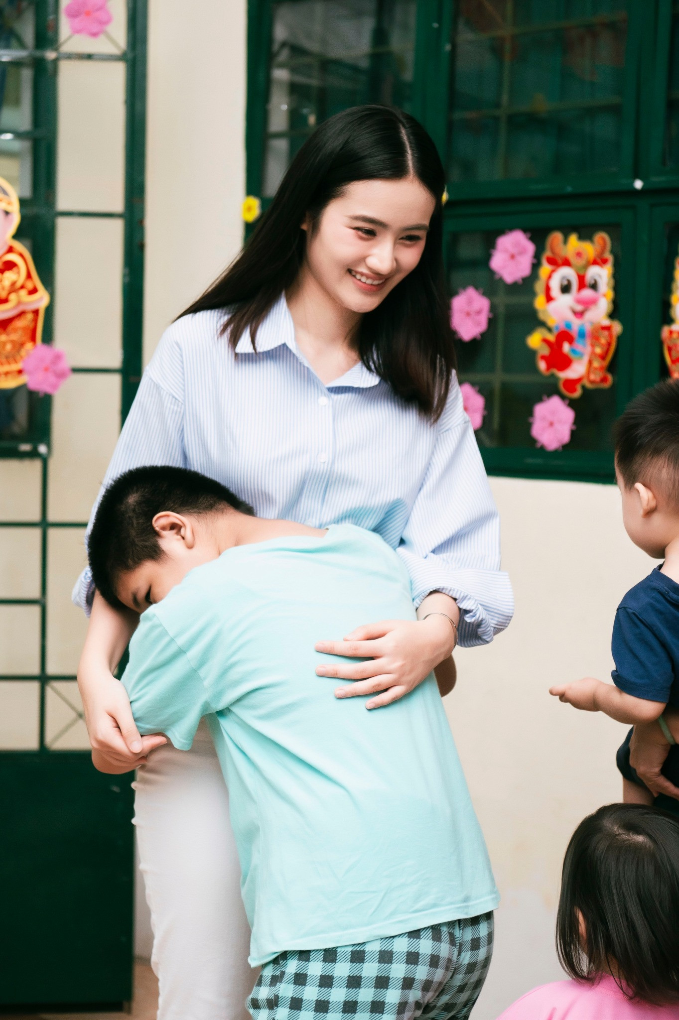 Nàng hậu tham gia nhiều hoạt động thiện nguyện khi về Việt Nam.