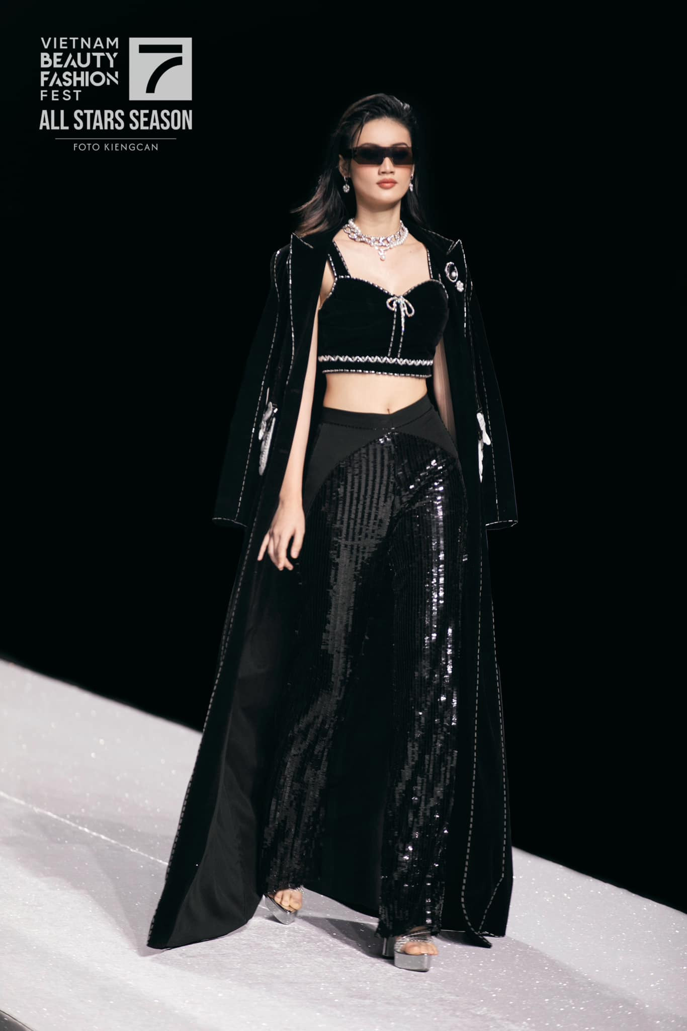 Hoa hậu Ý Nhi cũng có lịch trình chụp ảnh, diễn thời trang.