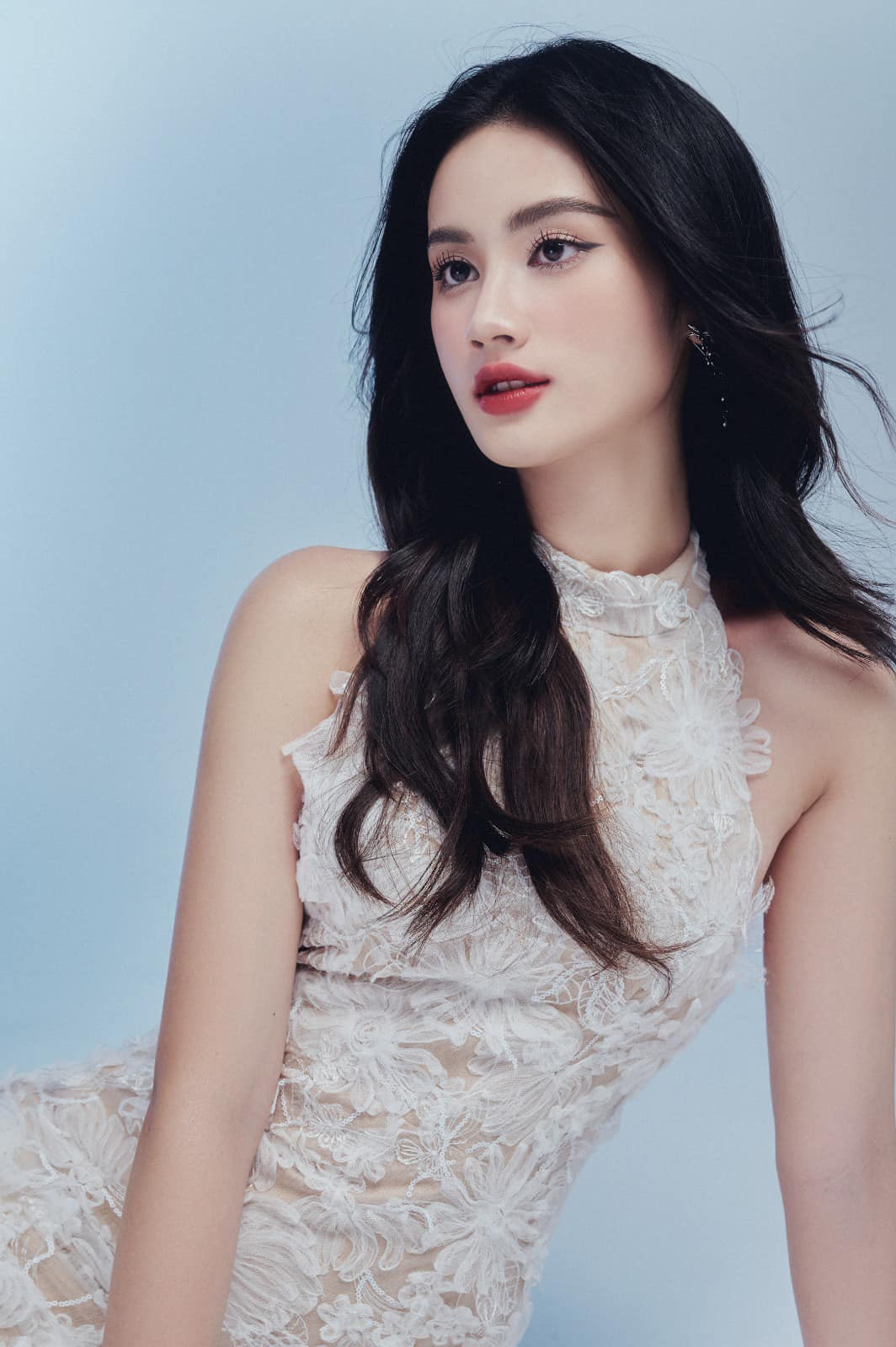 Hoa hậu Ý Nhi cũng có lịch trình chụp ảnh, diễn thời trang.