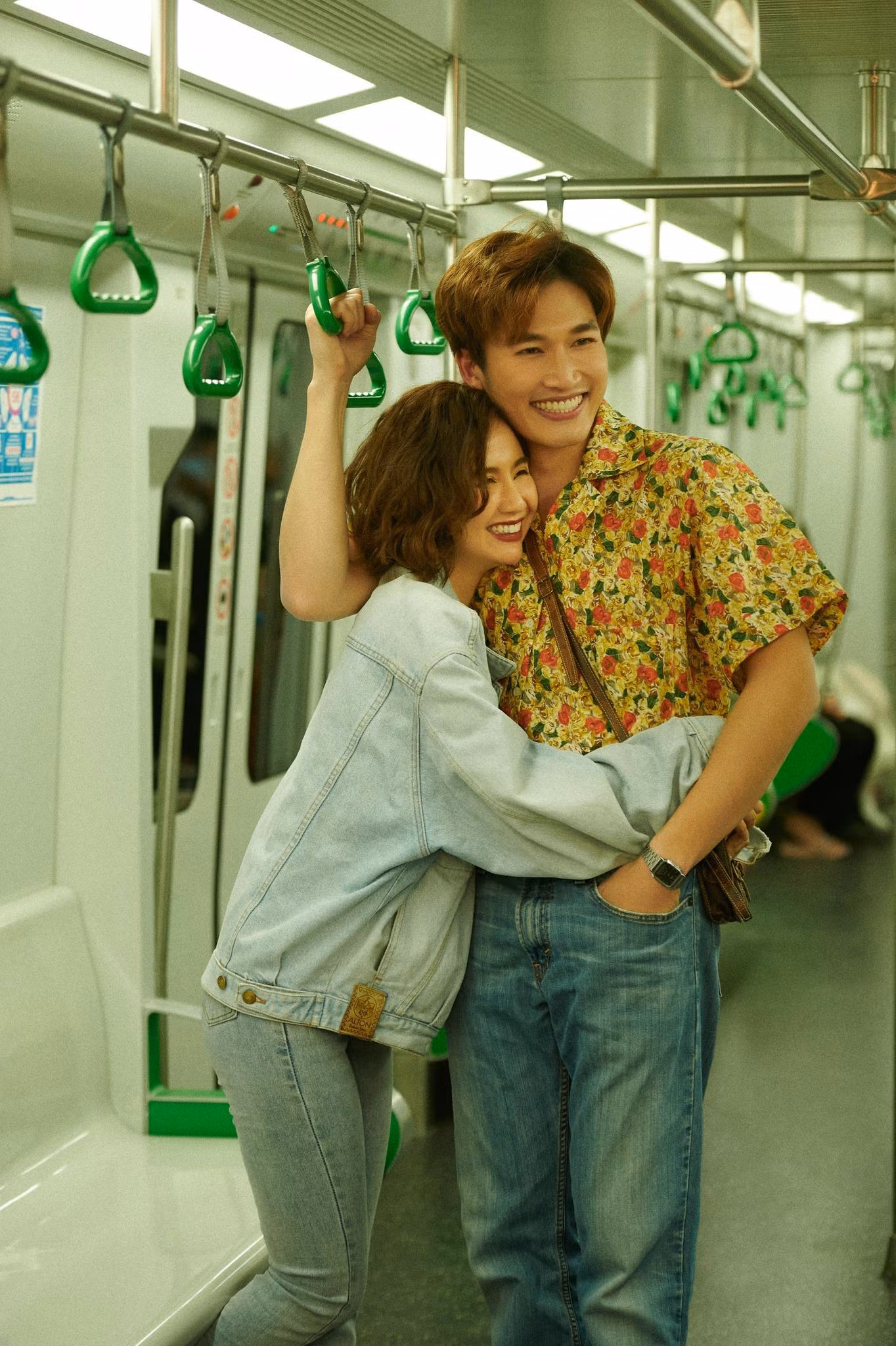 Loạt ảnh tình cảm của Đình Tú và Huyền Lizzie