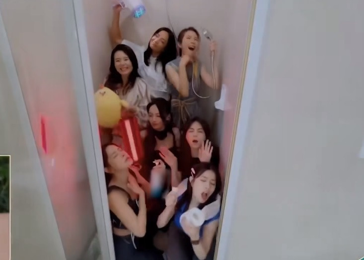 ...rồi còn "tắm" cùng nhau. ...rồi còn "tắm" cùng nhau.