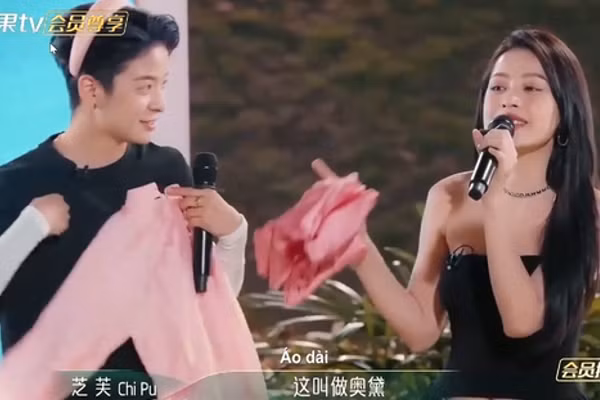 Chi Pu từng tặng áo dài cho Amber. Chi Pu từng tặng áo dài cho Amber.