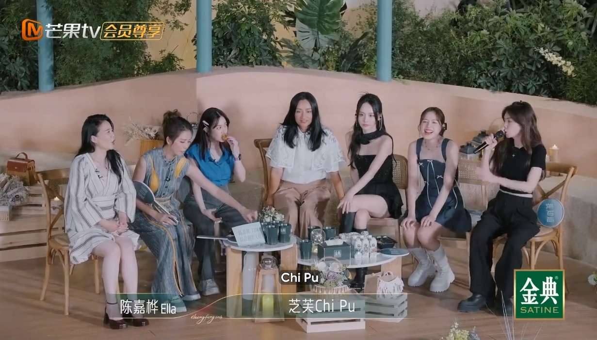 Chi Pu được Ella cử làm đại diện cho nhóm tham gia trò chơi. Chi Pu được Ella cử làm đại diện cho nhóm tham gia trò chơi.