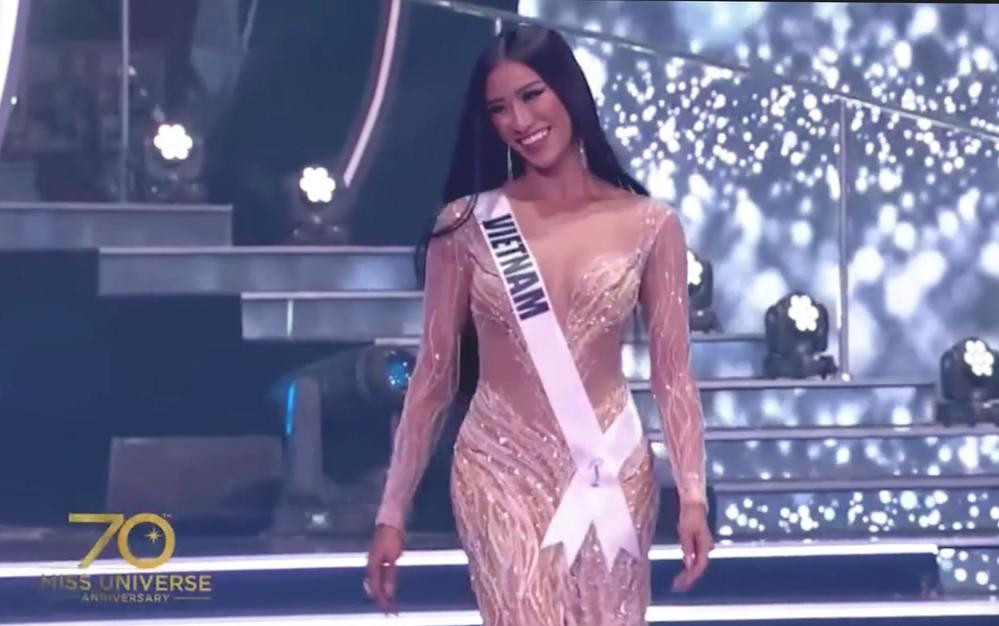 Đại diện Việt Nam luôn cúi đầu chào Ban giám khảo rất khéo léo