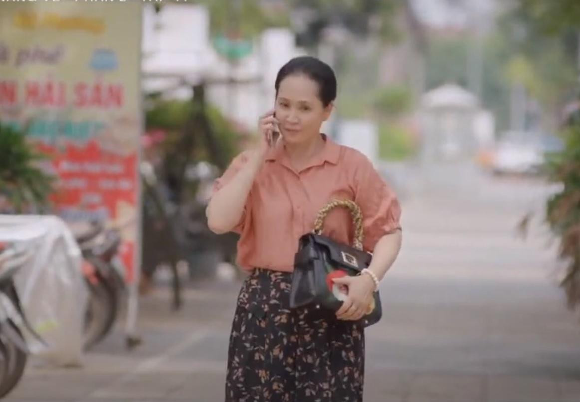 Đức gọi điện cho mẹ thông báo việc đi công tác trong tập 44 Đức gọi điện cho mẹ thông báo việc đi công tác trong tập 44