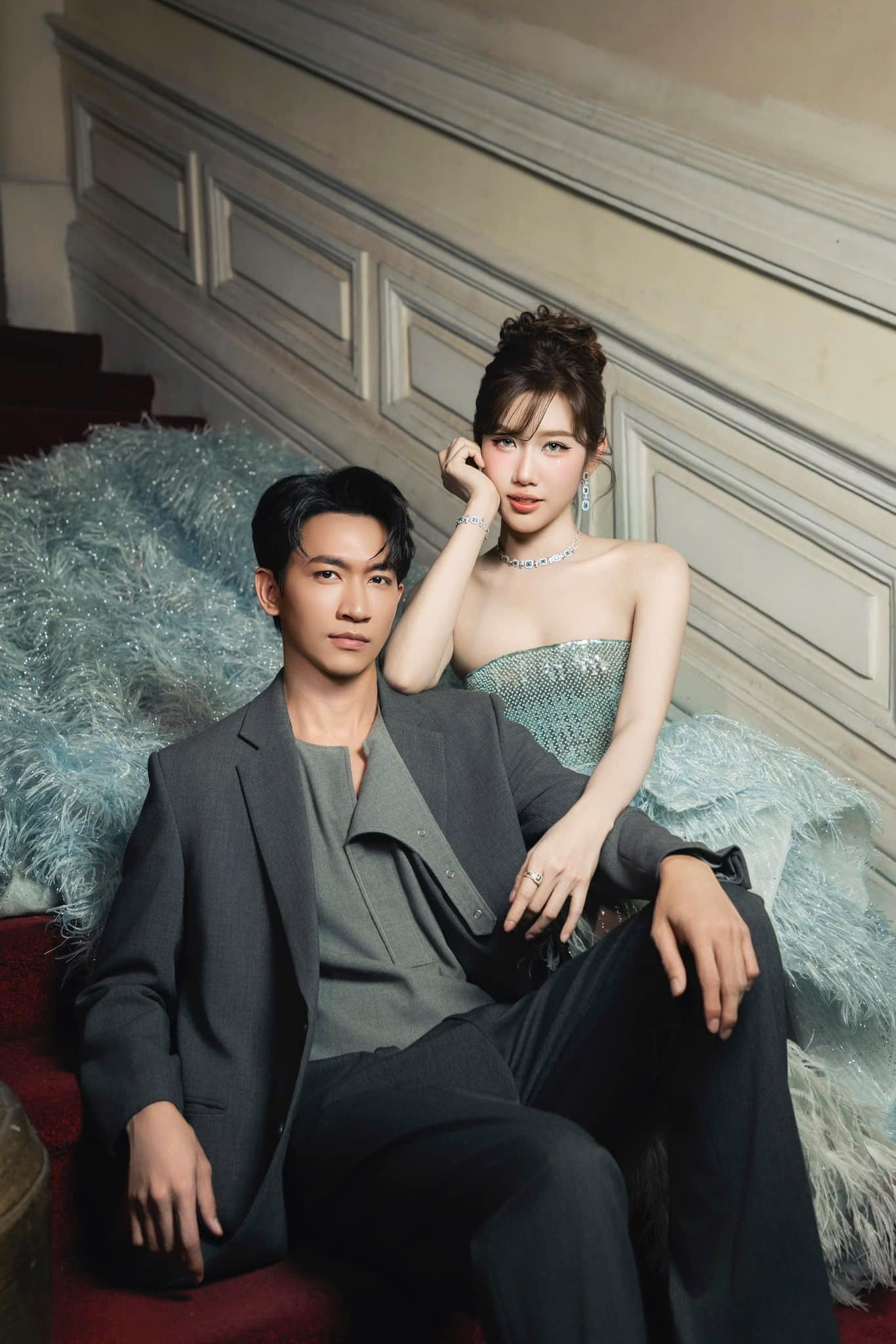 Thúy Ngân - Võ Cảnh gắn bó từ công việc đến đời thường. Thúy Ngân - Võ Cảnh gắn bó từ công việc đến đời thường.