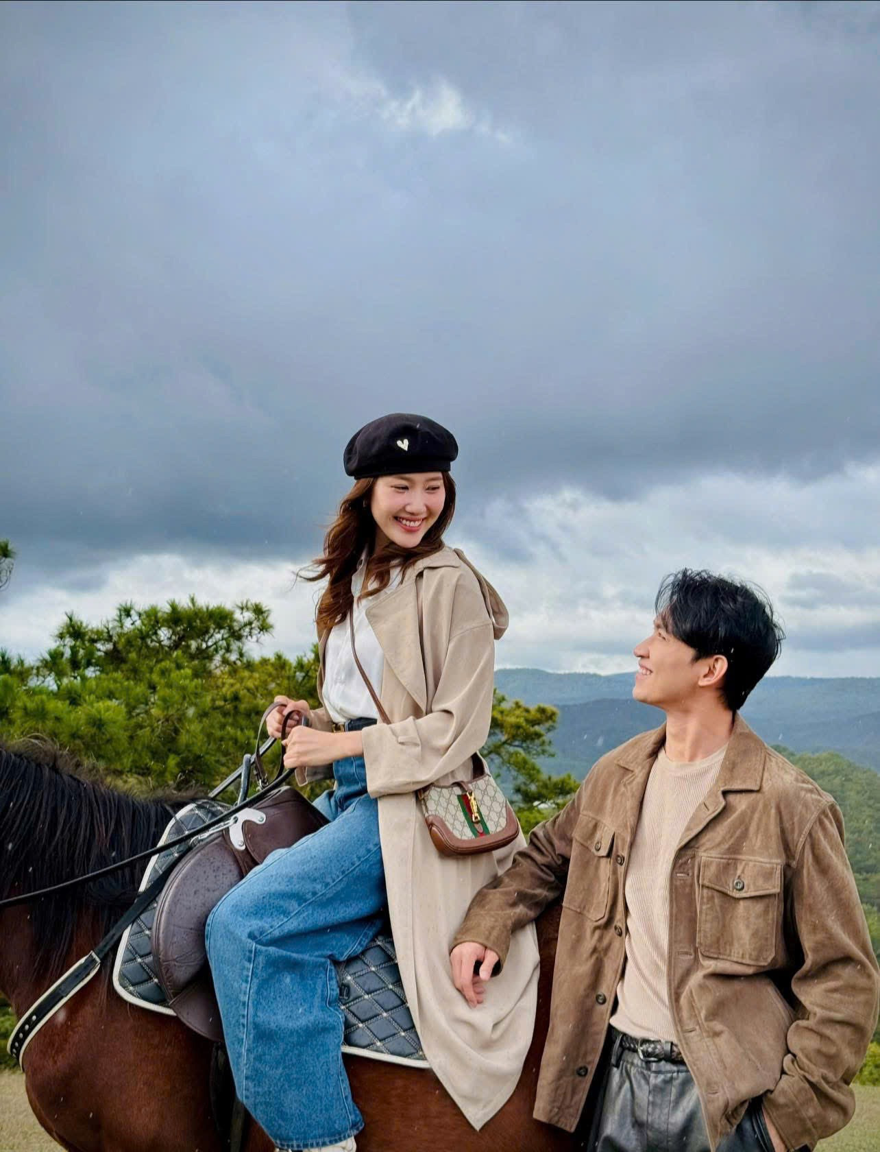 Khán giả còn đoán hai người đã đính hôn và sắp làm đám cưới. Khán giả còn đoán hai người đã đính hôn và sắp làm đám cưới.