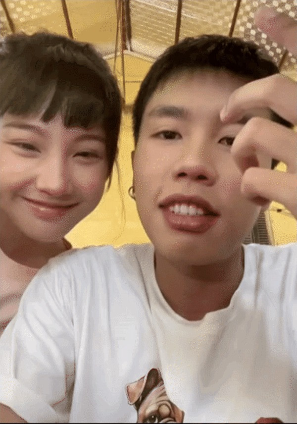 Kênh TikTok của hai người có nhiều video hậu trường rất dễ thương.