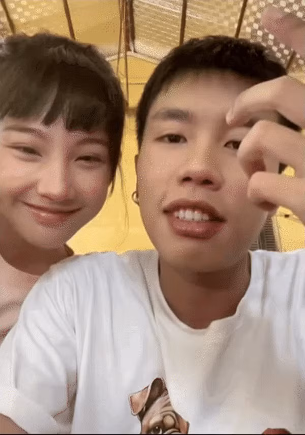 Kênh TikTok của hai người có nhiều video hậu trường rất dễ thương.