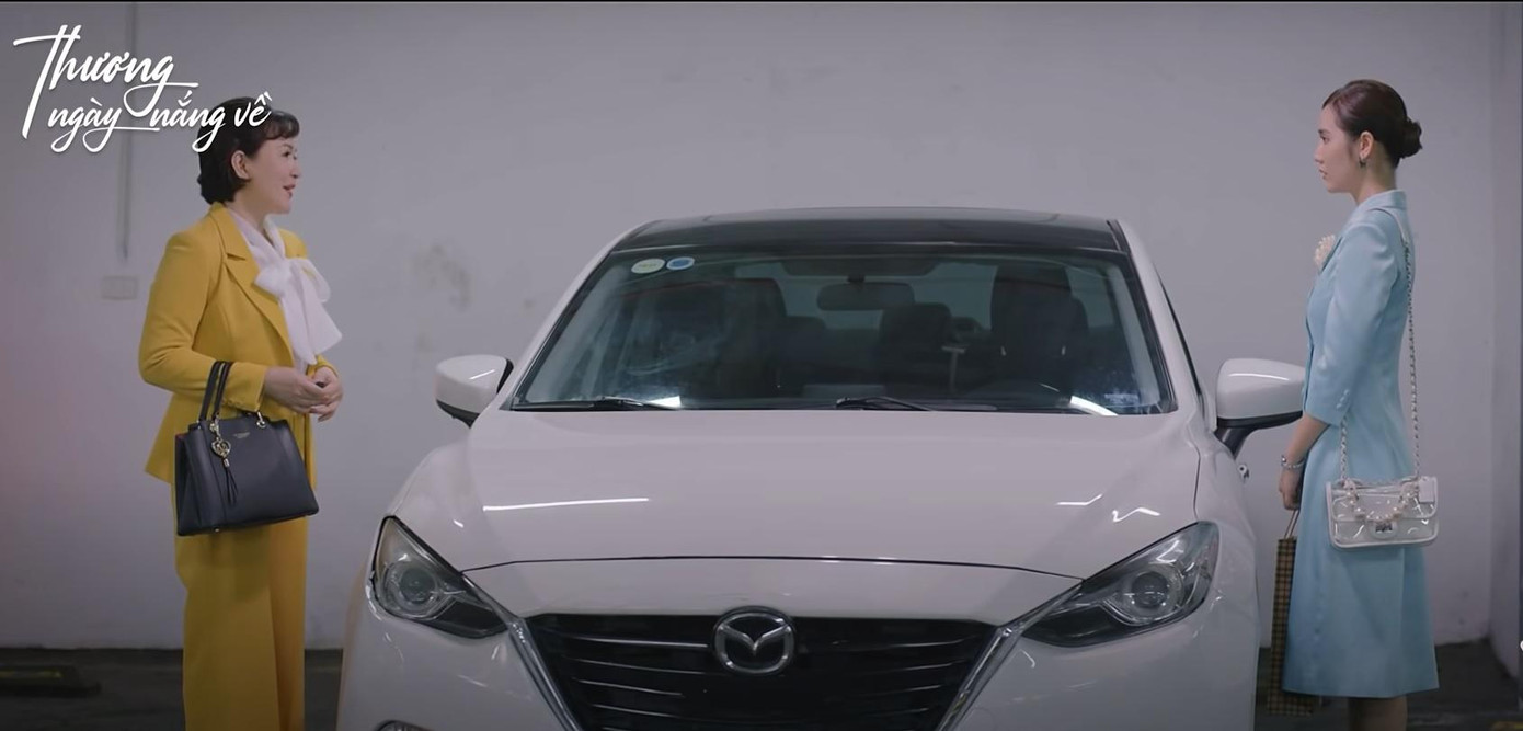 Vân Trang bồi hồi khi gặp mẹ ruột. Vân Trang bồi hồi khi gặp mẹ ruột.