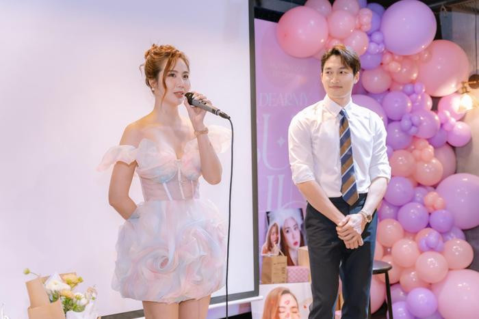 Đình Tú cũng xuất hiện trong video này. Đình Tú cũng xuất hiện trong video này.