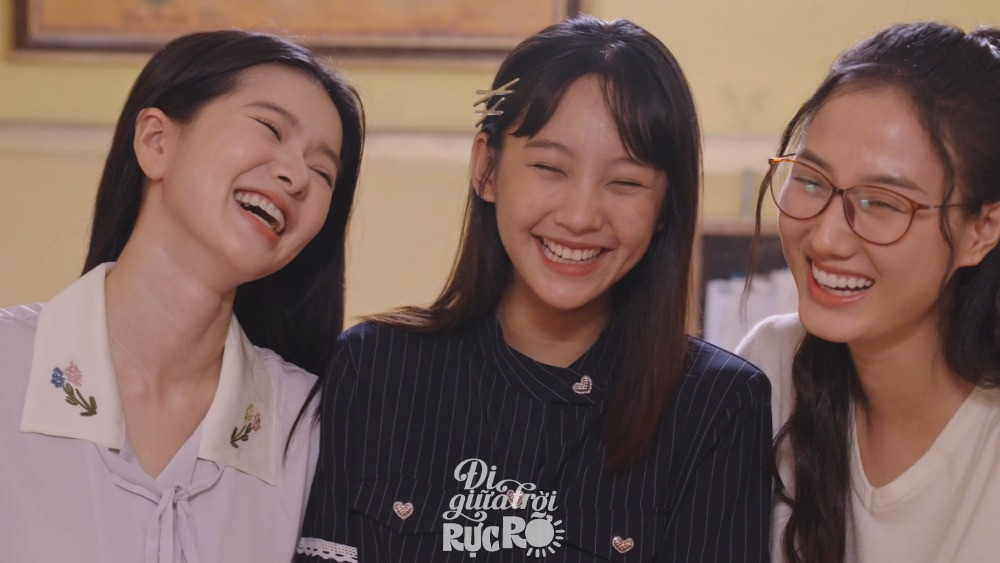 Đang học bài, 3 chị em chuyển qua vui vẻ trang điểm làm đẹp khiến khán giả khó hiểu. Đang học bài, 3 chị em chuyển qua vui vẻ trang điểm làm đẹp khiến khán giả khó hiểu.