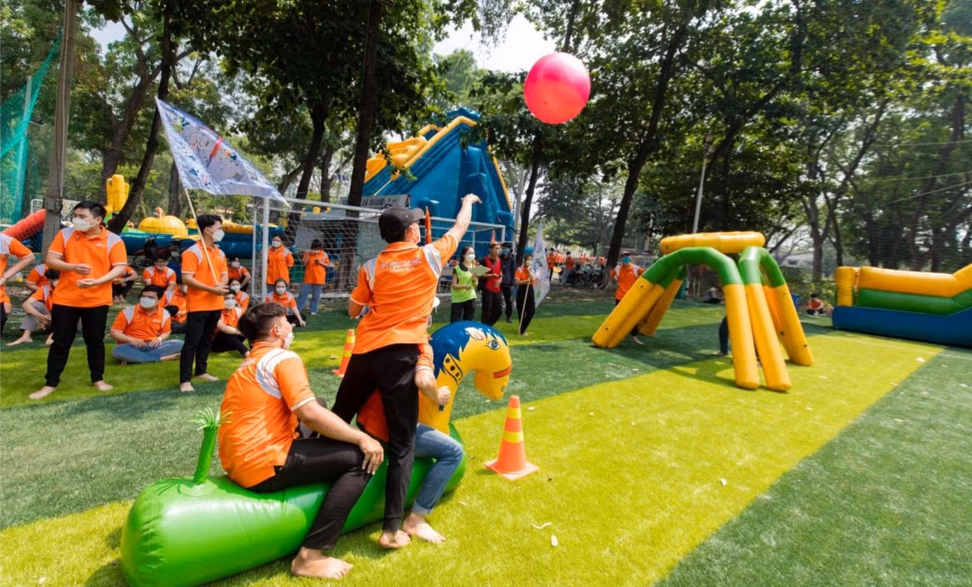 Teambuilding dành cho các bạn sinh viên được FPT Polytechnic tổ chức thường xuyên, thậm chí có cả những buổi teambuilding kết hợp du lịch trải nghiệm.