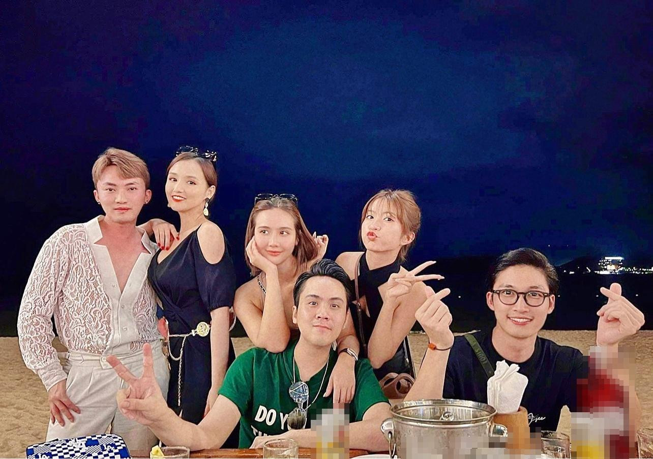 Đình Tú và Huyền Lizzie vẫn thường xuyên gặp mặt cùng nhóm bạn thân