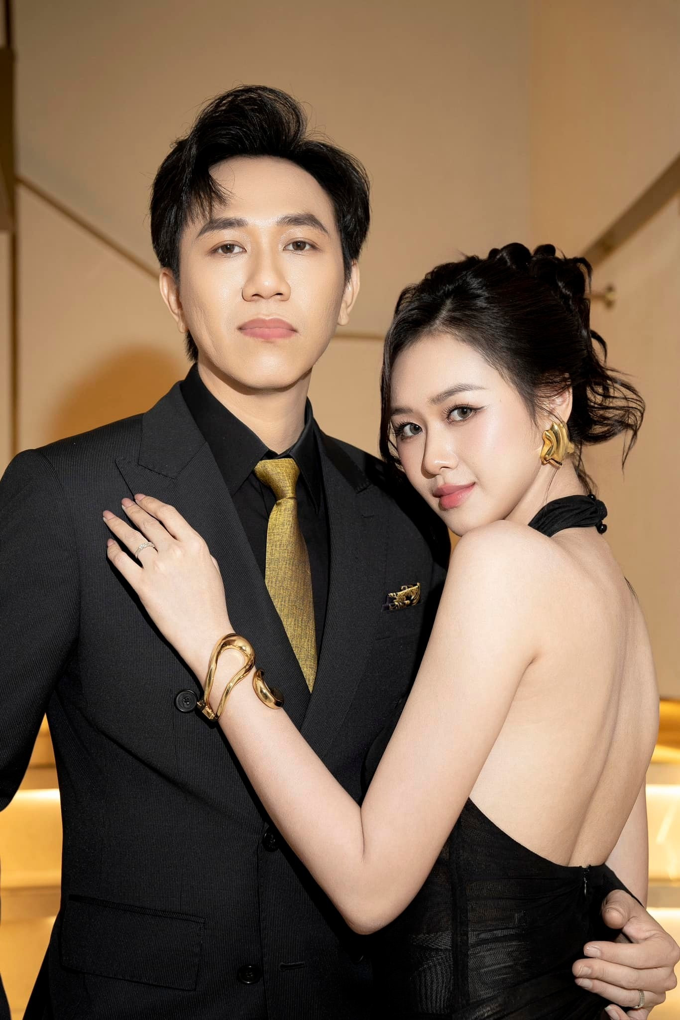 Nữ diễn viên mặc đồng điệu với chồng trong sự kiện. Nữ diễn viên mặc đồng điệu với chồng trong sự kiện.