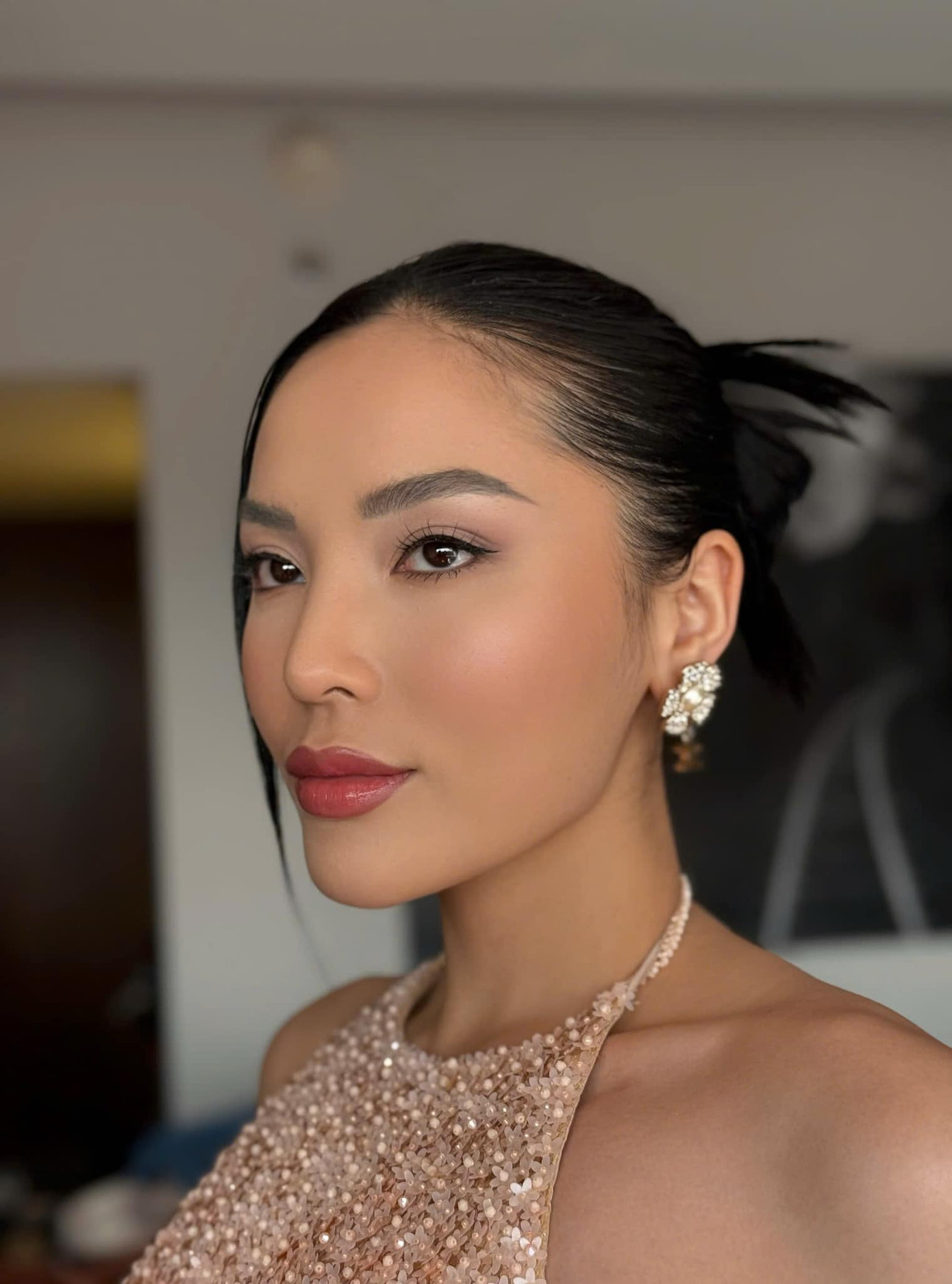 Nàng hậu phải liên tục trang điểm, làm móng trong những ngày thi Miss Universe 2024. Nàng hậu phải liên tục trang điểm, làm móng trong những ngày thi Miss Universe 2024.