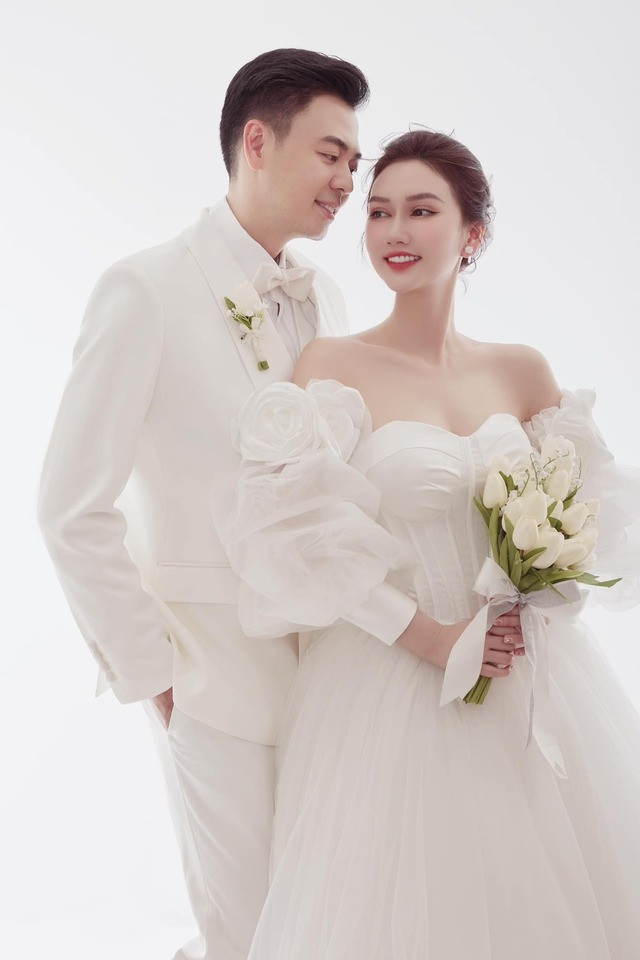 Hương Giang đóng vai vợ Tuấn Tú trong phim mới. Hương Giang đóng vai vợ Tuấn Tú trong phim mới.