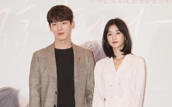 Seo Ye Ji bị cho là người yêu cầu Kim Jung Hyun tránh xa bạn diễn. Seo Ye Ji bị cho là người yêu cầu Kim Jung Hyun tránh xa bạn diễn.