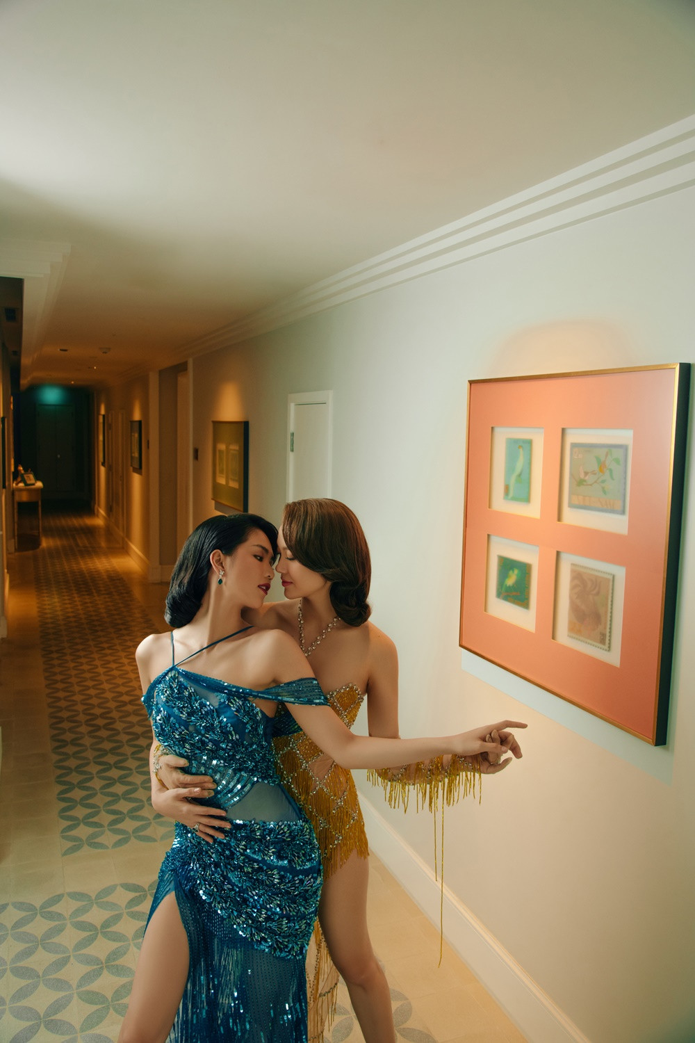 Minh Hằng và Ngọc Trinh trong một cảnh quay quan trọng của phim Minh Hằng và Ngọc Trinh trong một cảnh quay quan trọng của phim