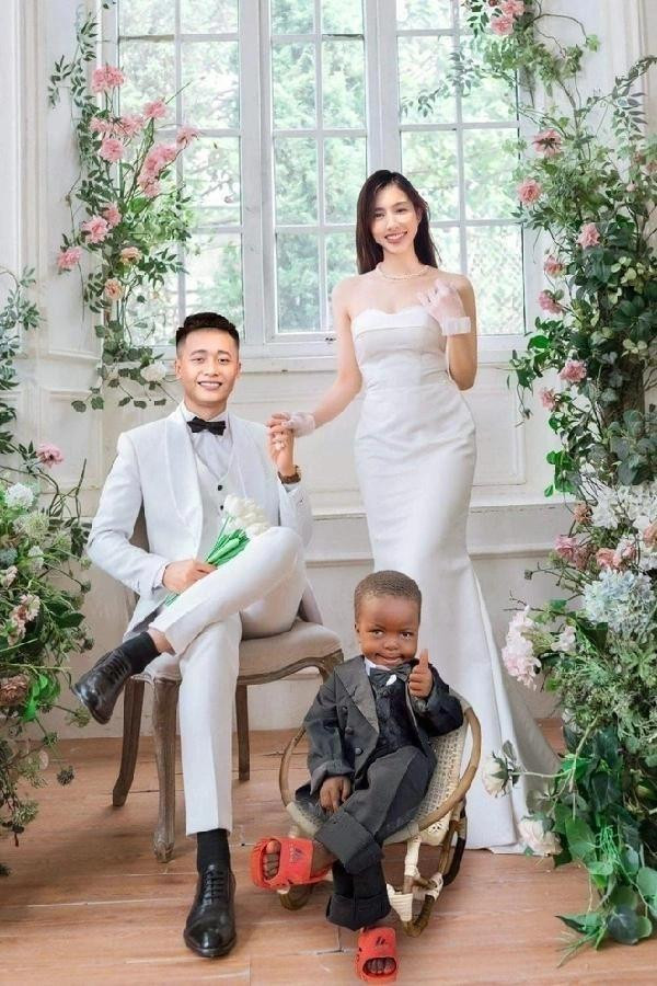 Bộ ảnh ba người đầy vui nhộn được khán giả ghép được lan truyền khắp MXH. Bộ ảnh ba người đầy vui nhộn được khán giả ghép được lan truyền khắp MXH.