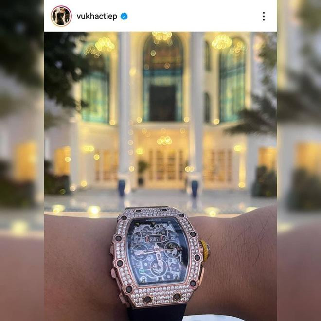 Vũ Khắc Tiệp vướng nghi án dùng đồng hồ &apos;nhái&apos;.