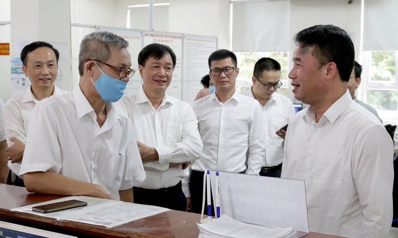 Ông Nguyễn Thế Mạnh (phải), Tổng Giám đốc BHXH Việt Nam kiểm tra công tác thí điểm ứng dụng sinh trắc học trong giải quyết thủ tục hành chính. Ông Nguyễn Thế Mạnh (phải), Tổng Giám đốc BHXH Việt Nam kiểm tra công tác thí điểm ứng dụng sinh trắc học trong giải quyết thủ tục hành chính.