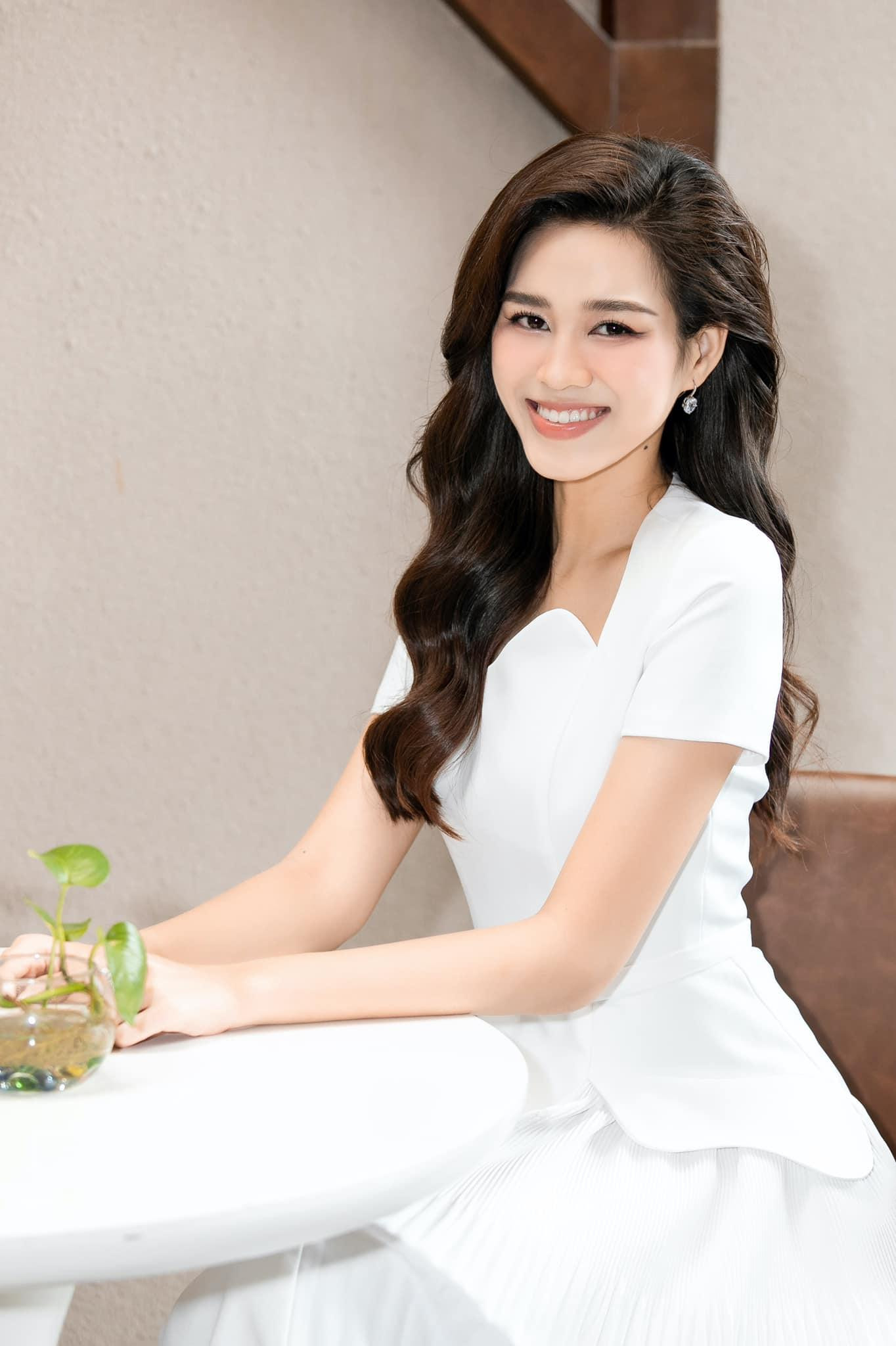 Hiện giờ nàng hậu đã có mái tóc dày mượt. Hiện giờ nàng hậu đã có mái tóc dày mượt.