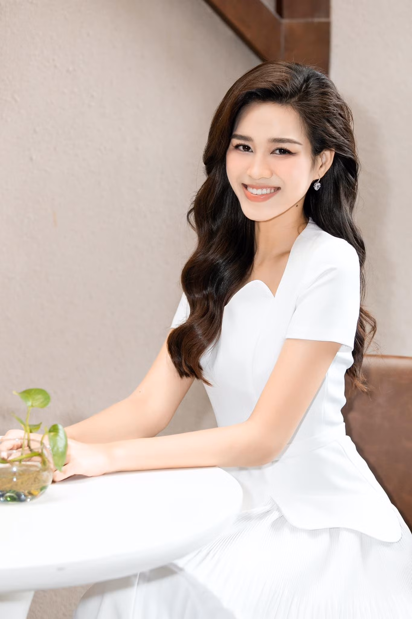 Hiện giờ nàng hậu đã có mái tóc dày mượt.