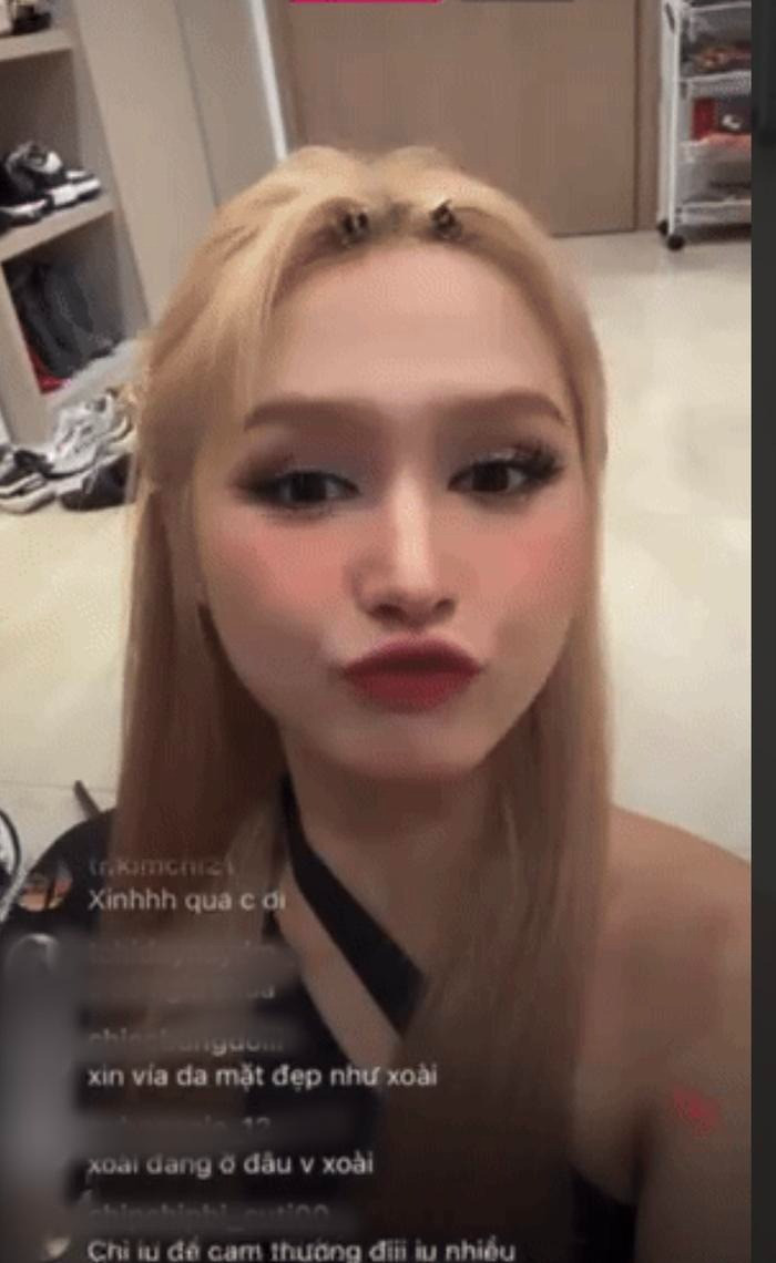 Cô livestream trò chuyện với mọi người về cuộc sống sau ly hôn. Cô livestream trò chuyện với mọi người về cuộc sống sau ly hôn.