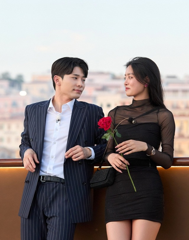 Hai người quen nhau từ show Đảo Thiên Đường.