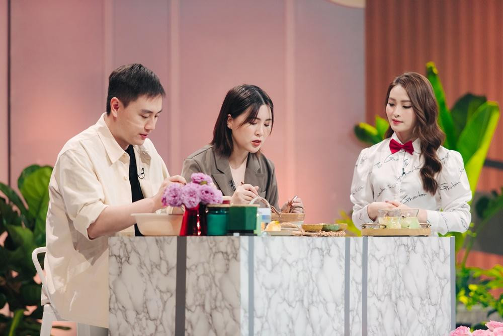 Vợ chồng Kiên Hoàng - Heo Mi Nhon là một trong những khách mời đầu tiên của chương trình Vợ chồng Kiên Hoàng - Heo Mi Nhon là một trong những khách mời đầu tiên của chương trình